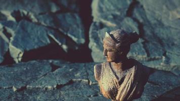 antiga estátua de mulher em pedras rochosas video