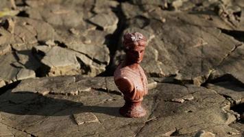 oud standbeeld van vrouw op rotsachtige stenen video