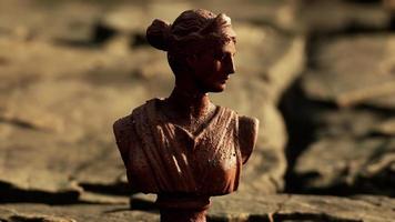 antigua estatua de mujer en piedras rocosas video