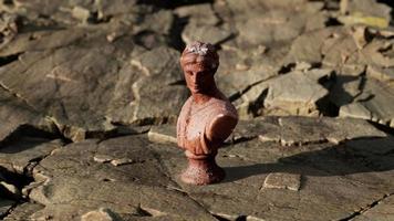 antigua estatua de mujer en piedras rocosas video