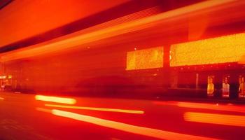 calle de la ciudad en la noche con luz borrosa de camión de alta velocidad. luz roja y amarilla en la barra al lado del edificio. fondo abstracto de luz nocturna. movimiento borroso de la luz en la carretera. foto