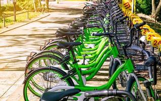 sistemas de bicicletas compartidas. negocio de alquiler de bicicletas. bicicleta para recorrido por la ciudad en la estación de estacionamiento de bicicletas. transporte ecológico. economía urbana transporte público. estación de bicicletas en el parque. estilo de vida saludable. foto