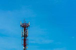 torre de telecomunicaciones con fondo de cielo azul claro. antena en el cielo azul. poste de radio y satélite. tecnología de la comunicación. industria de las telecomunicaciones Red móvil o de telecomunicaciones 4g. tecnología
