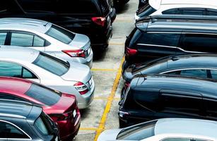 coche aparcado en el aparcamiento del aeropuerto para alquiler. vista aérea del estacionamiento de automóviles del aeropuerto. Servicio de venta y alquiler de coches de lujo usados. plaza de aparcamiento de automóviles. concepto de concesionario de automóviles. foto