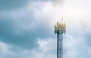 torre de telecomunicaciones con fondo de cielo nublado. antena en el cielo azul. poste de radio y satélite. tecnología de la comunicación. industria de las telecomunicaciones Red móvil o de telecomunicaciones 5g. tecnología