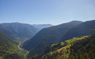 hermoso paisaje natural de montañas verdes y un cielo azul claro durante un día soleado de primavera en andorra foto