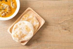 sopa de pollo al curry con roti foto