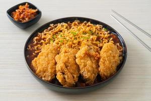 fideos instantáneos coreanos con pollo frito o ramyeon de pollo frito