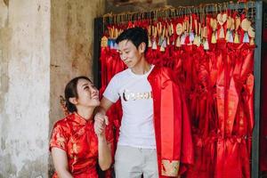 feliz joven pareja asiática en vestidos tradicionales chinos foto