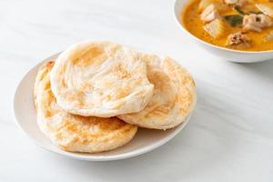 sopa de pollo al curry con roti foto