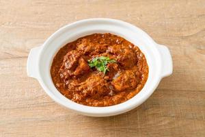 pollo tikka masala curry picante comida de carne con roti o pan naan foto