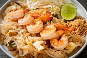 fideos salteados con camarones y brotes o pad thai foto