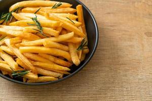 papas fritas con crema agria y salsa de tomate foto