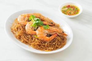 camarones a la cazuela o al horno con fideos de vidrio foto