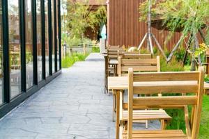 mesa y silla de madera en la cafetería y restaurante al aire libre foto