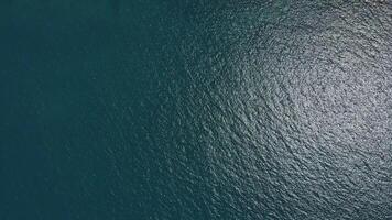 vista aérea da incrível textura da superfície da água. linda onda oceânica azul. conceito de natureza, marinha, relaxamento e verão. video