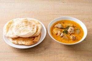 sopa de pollo al curry con roti foto