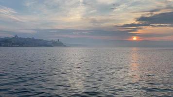 istambul, turquia 16 de maio de 2022 nascer do sol em istambul no início da manhã, a vista do mar de mármara e do bósforo