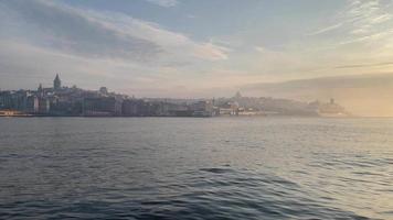 estambul,turquía.mayo 16,2022.amanecer en estambul temprano en la mañana, la vista del mar de marmara y el bósforo