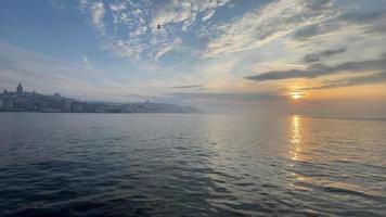 istanbul, turkiet. 16 maj 2022. soluppgång i istanbul tidigt på morgonen, utsikten över Marmarahavet och Bosporen
