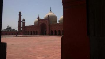 mezquita badshahi en la ciudad amurallada de lahore en punjab, pakistán. área de oración musulmana video