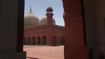 mosquée badshahi dans la ville fortifiée de lahore au punjab, au pakistan. zone de prière musulmane video