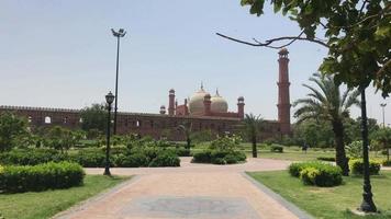 Außenansicht der Badshahi-Moschee in der ummauerten Stadt Lahore in Punjab, Pakistan. muslimischer Gebetsbereich video