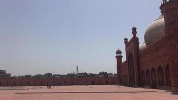 badshahi-moskén i den muromgärdade staden lahore i punjab, pakistan. muslimskt böneområde video