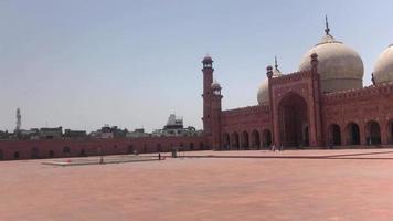 badshahi-moskee in de ommuurde stad lahore in punjab, pakistan. moslim gebedsruimte video