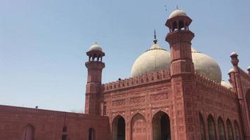 badshahi-moskén i den muromgärdade staden lahore i punjab, pakistan. muslimskt böneområde video