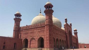 badshahi-moskén i den muromgärdade staden lahore i punjab, pakistan. muslimskt böneområde video