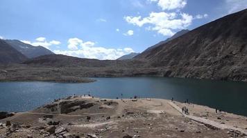 lago attabad no norte do Paquistão, formado por um deslizamento de terra em 2010 video