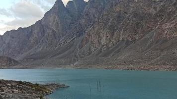 lago attabad en el norte de pakistán, formado a través de un deslizamiento de tierra en 2010 video