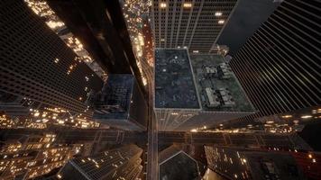 vista aérea de rascacielos en el centro por la noche video