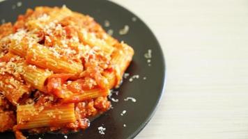 pâtes bolognaise rigatoni au fromage - pâtes italiennes traditionnelles video