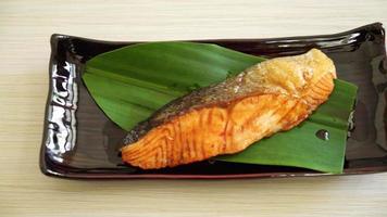 bife de salmão grelhado com molho de soja no prato - estilo de comida japonesa