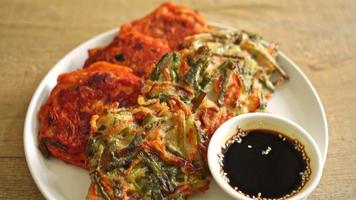 pajeon eller koreansk pannkaka och koreansk kimchi pannkaka eller kimchijeon - traditionell koreansk matstil