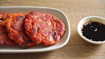 koreanischer kimchi-pfannkuchen oder kimchijeon - gebratenes gemischtes ei, kimchi und mehl - traditioneller koreanischer essensstil video