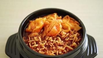 Korean instant noodles with dumplings - Korean food style video