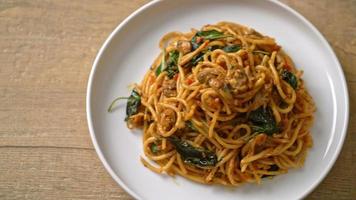 Revuelva los espaguetis fritos con almejas y pasta de chile - estilo de comida fusión video