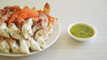 crabe bleu cuit à la vapeur avec sauce aux fruits de mer épicée - style fruits de mer video
