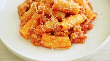Bolognese-Rigatoni-Nudeln mit Käse - traditionelle italienische Pasta video