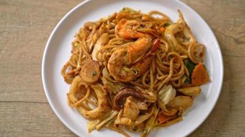 stir fried Tom Yum seafood dried spaghetti - Fusion food style video