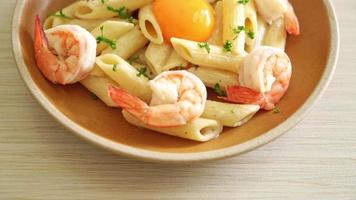 Hausgemachte Penne-Nudeln mit weißer Sahnesauce mit Garnelen und Ei video