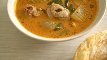 Chicken curry soup with roti or naan with chicken tikka masala - Asian food style video