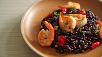 stir-fried black spaghetti with garlic and shrimps video