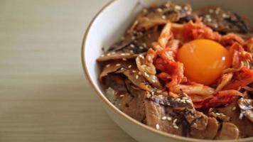 ciotola di riso bulgogi di maiale con kimchi e uovo in salamoia coreano - stile alimentare coreano video