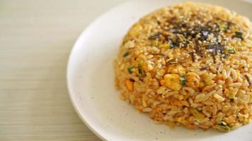 riz frit avec oeuf dans un style coréen - style de cuisine asiatique video