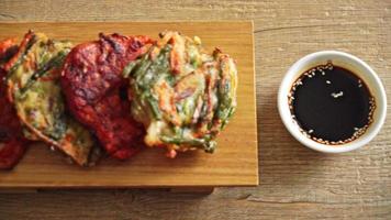 pajeon ou crêpe coréenne et crêpe kimchi coréenne ou kimchijeon - style de cuisine traditionnelle coréenne video
