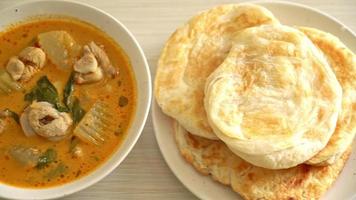sopa de pollo al curry con roti o naan con pollo tikka masala - estilo de comida asiática
